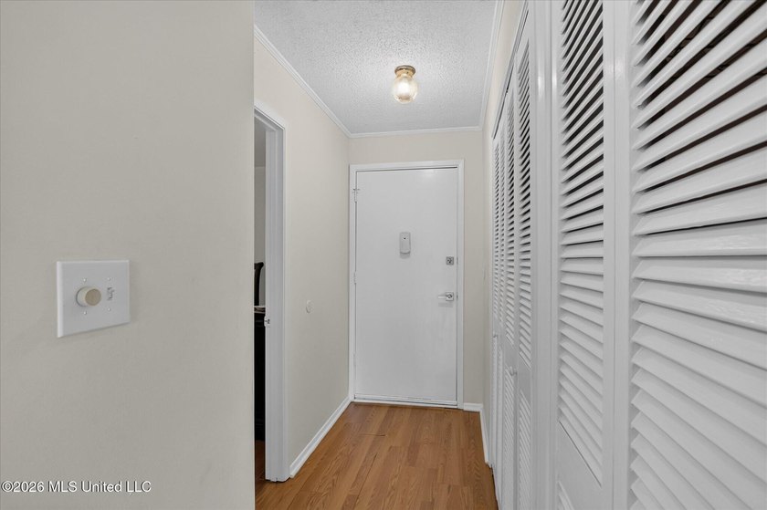 Lower level one bedroom condo offered with the furnishings - photo 2