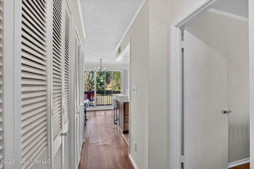 Lower level one bedroom condo offered with the furnishings - photo 3