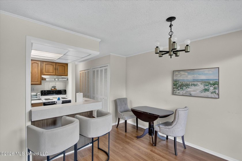 Lower level one bedroom condo offered with the furnishings - photo 9