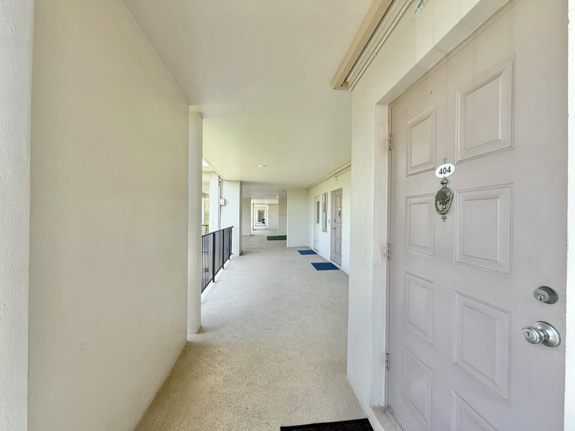 Freshly painted top-floor 2BR/2BA penthouse in a 4-story - photo 11