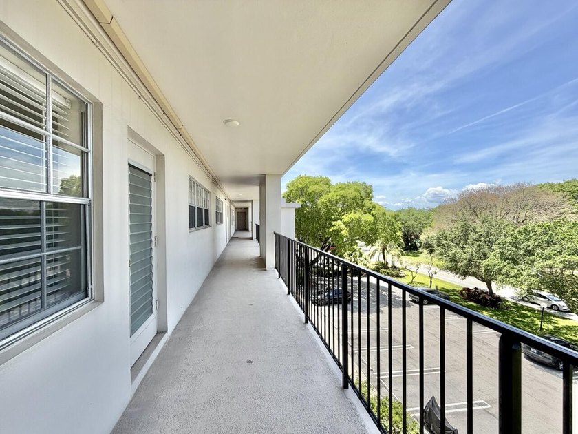 Freshly painted top-floor 2BR/2BA penthouse in a 4-story - photo 12