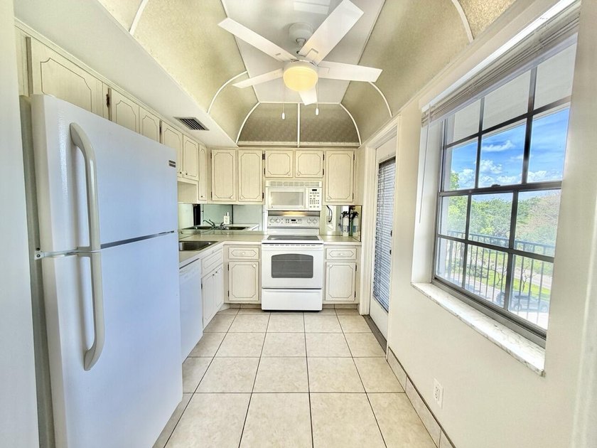 Freshly painted top-floor 2BR/2BA penthouse in a 4-story - photo 13
