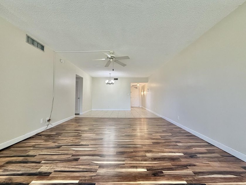 Freshly painted top-floor 2BR/2BA penthouse in a 4-story - photo 21