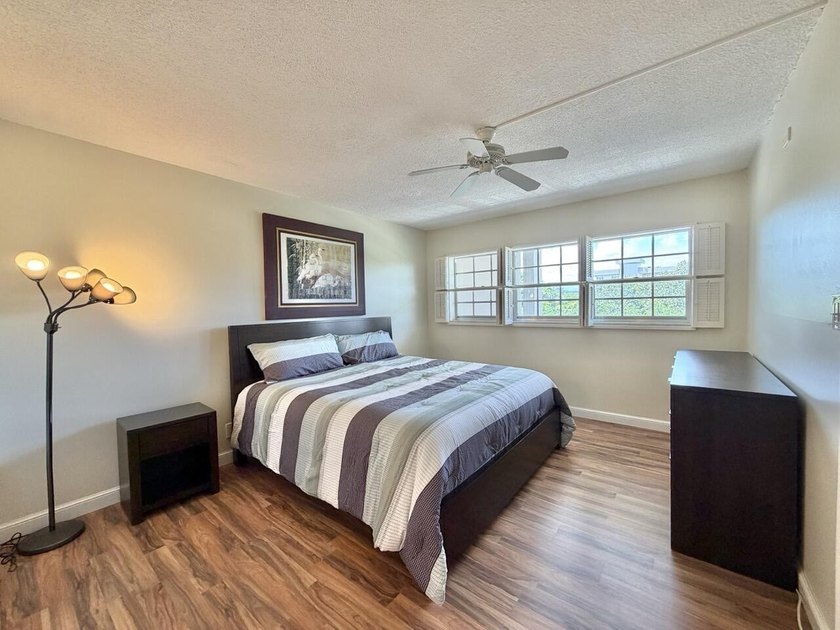 Freshly painted top-floor 2BR/2BA penthouse in a 4-story - photo 26