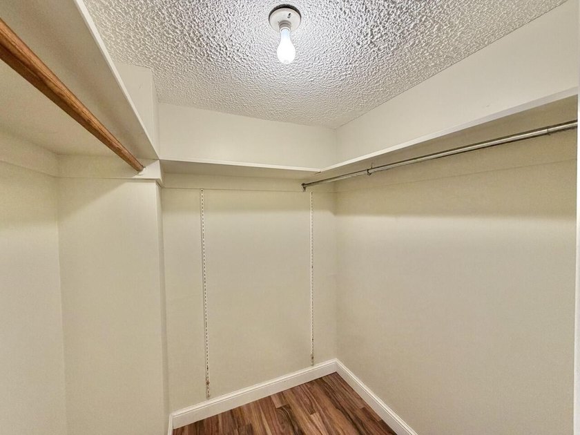 Freshly painted top-floor 2BR/2BA penthouse in a 4-story - photo 28