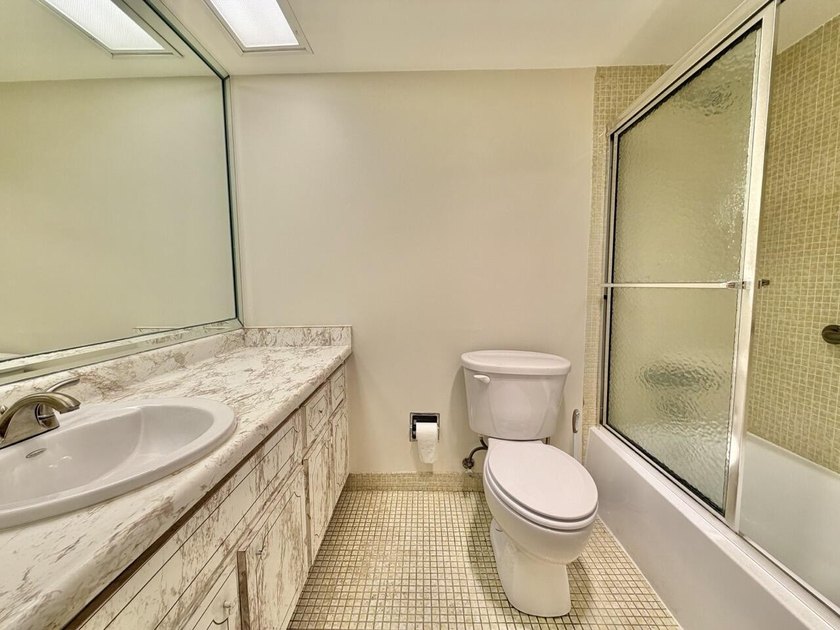 Freshly painted top-floor 2BR/2BA penthouse in a 4-story - photo 29