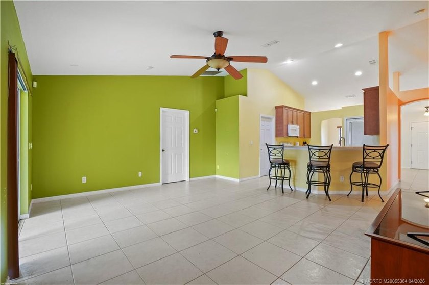 Welcome to this well maintained 4 bedroom, 3 bathroom home - photo 4