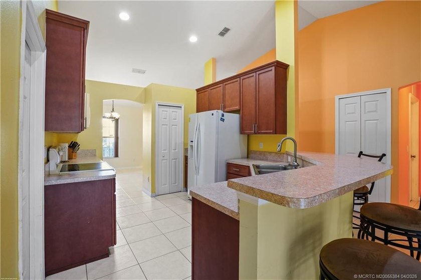 Welcome to this well maintained 4 bedroom, 3 bathroom home - photo 5