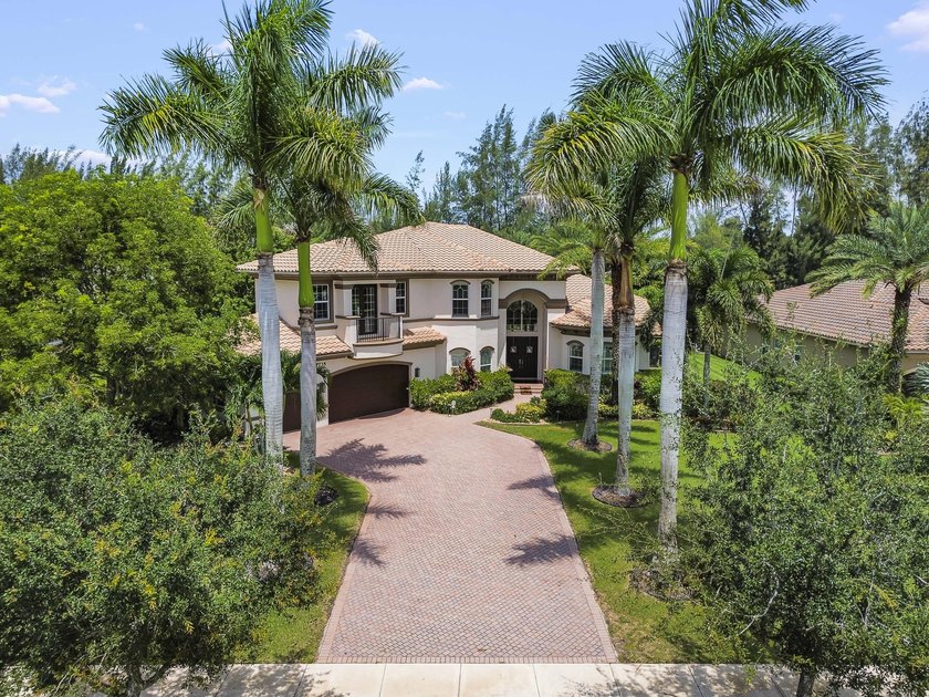Welcome to this exceptional two-story estate in the exclusive - photo 2