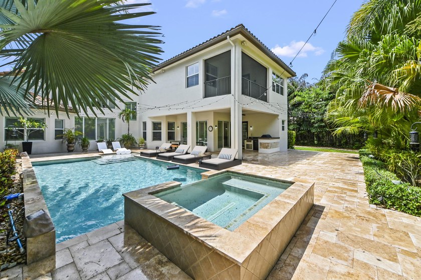 Welcome to this exceptional two-story estate in the exclusive - photo 4