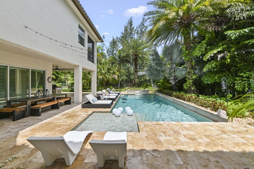 Welcome to this exceptional two-story estate in the exclusive - photo 5
