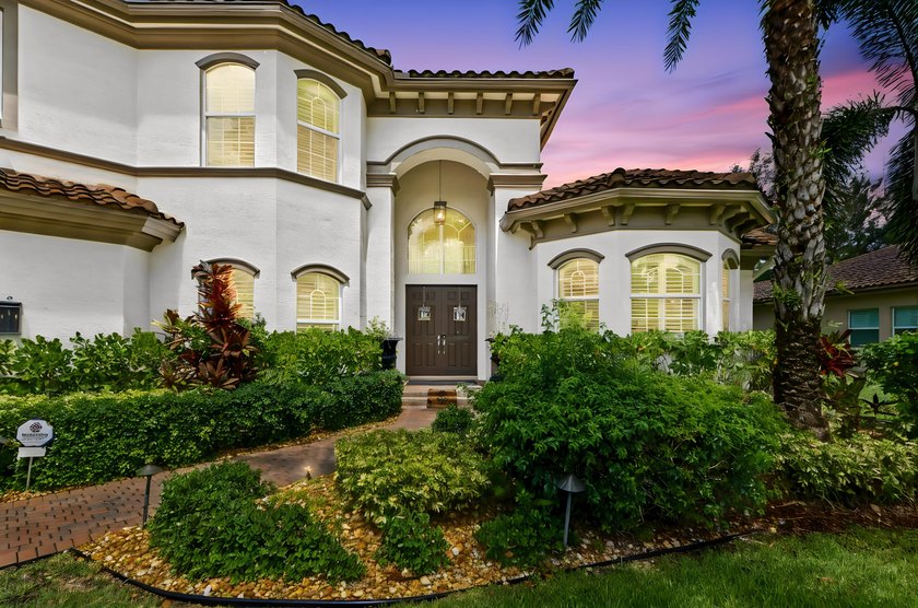 Welcome to this exceptional two-story estate in the exclusive - photo 6