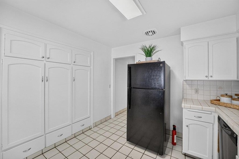 Welcome to this well-maintained 3-bedroom, 2-bath home offering - photo 5