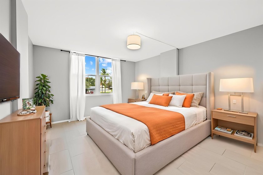 Remodeled &amp; Spacious light and bright 2 bedroom, 2 bathroom - photo 12
