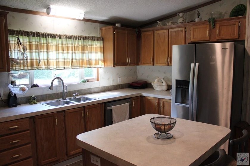 Home is on large lot has plenty of covered parking, pull through - photo 12