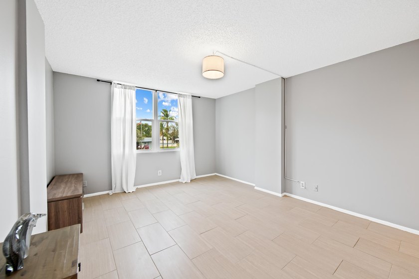 Remodeled &amp; Spacious light and bright 2 bedroom, 2 bathroom - photo 13