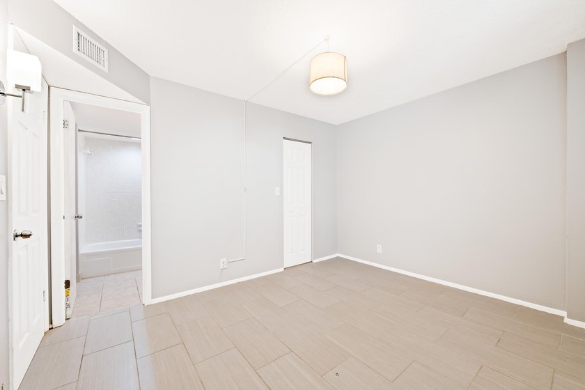 Remodeled &amp; Spacious light and bright 2 bedroom, 2 bathroom - photo 15