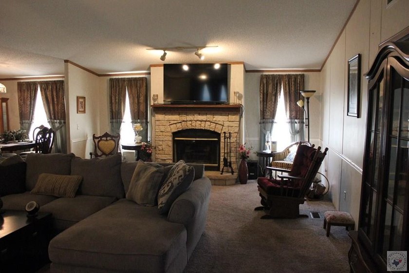 Home is on large lot has plenty of covered parking, pull through - photo 16