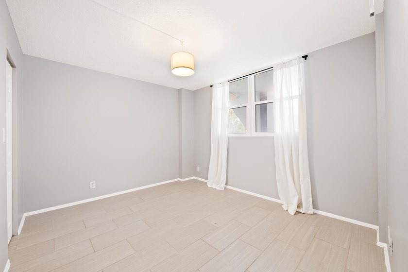Remodeled &amp; Spacious light and bright 2 bedroom, 2 bathroom - photo 18