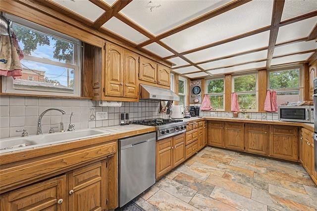 Welcome to this beautiful 3-bedroom home situated on a spacious - photo 21