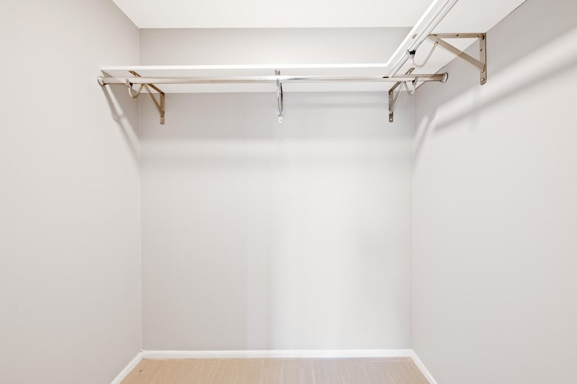 Remodeled &amp; Spacious light and bright 2 bedroom, 2 bathroom - photo 21