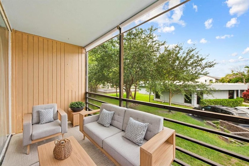 Remodeled &amp; Spacious light and bright 2 bedroom, 2 bathroom - photo 22