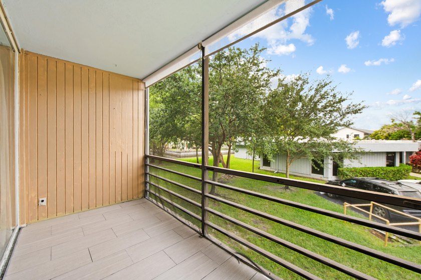 Remodeled &amp; Spacious light and bright 2 bedroom, 2 bathroom - photo 23