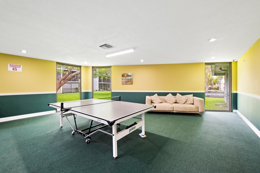 Remodeled &amp; Spacious light and bright 2 bedroom, 2 bathroom - photo 32