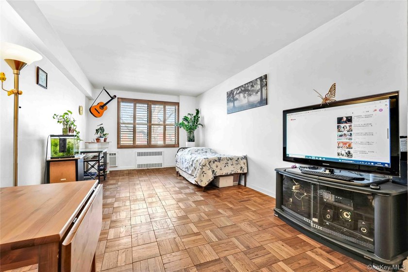 Large 1-Bedroom Co-op in Prime North Flushing Location, Spacious - photo 4