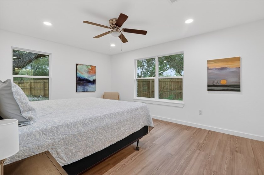 Beautiful remodel from the studs in! Farmhouse styling with 3 - photo 35