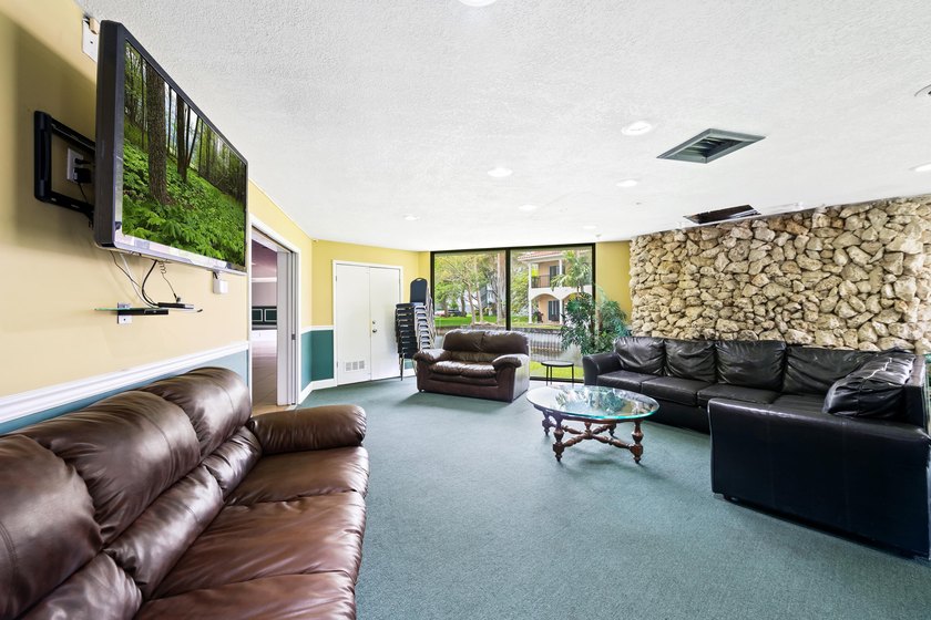 Remodeled &amp; Spacious light and bright 2 bedroom, 2 bathroom - photo 35