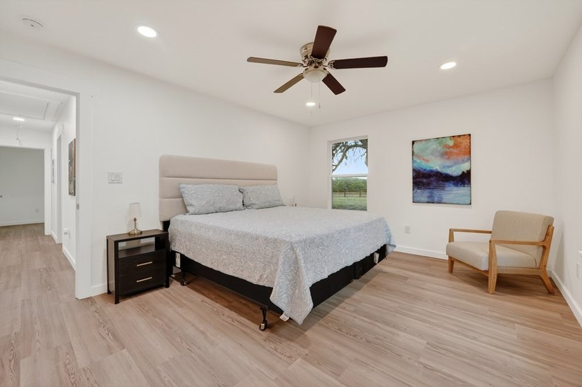 Beautiful remodel from the studs in! Farmhouse styling with 3 - photo 36