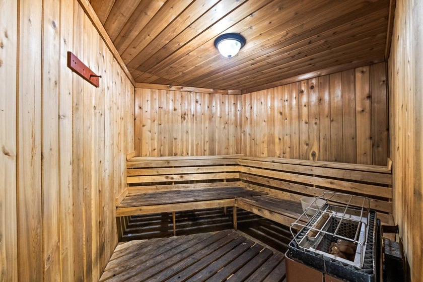 Remodeled &amp; Spacious light and bright 2 bedroom, 2 bathroom - photo 38
