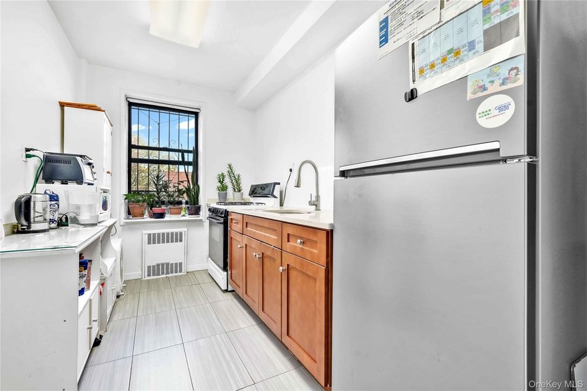 Large 1-Bedroom Co-op in Prime North Flushing Location, Spacious - photo 9