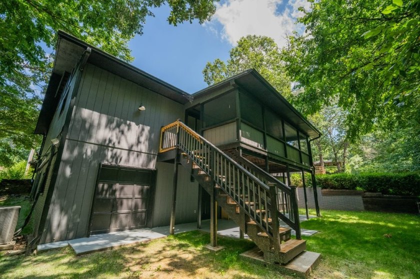 Totally remodeled - new roof, flooring, paint, appliances - photo 4