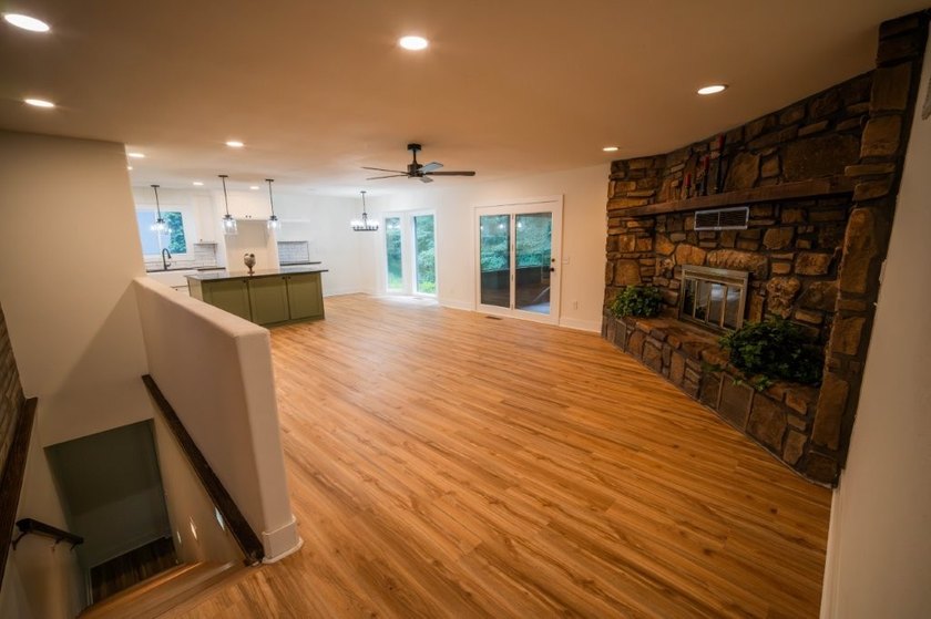 Totally remodeled - new roof, flooring, paint, appliances - photo 6