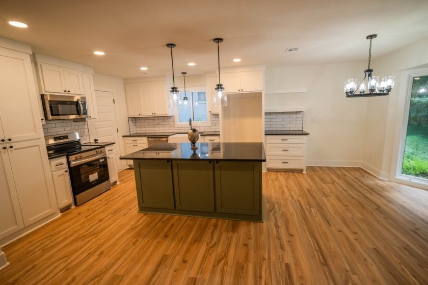 Totally remodeled - new roof, flooring, paint, appliances - photo 7