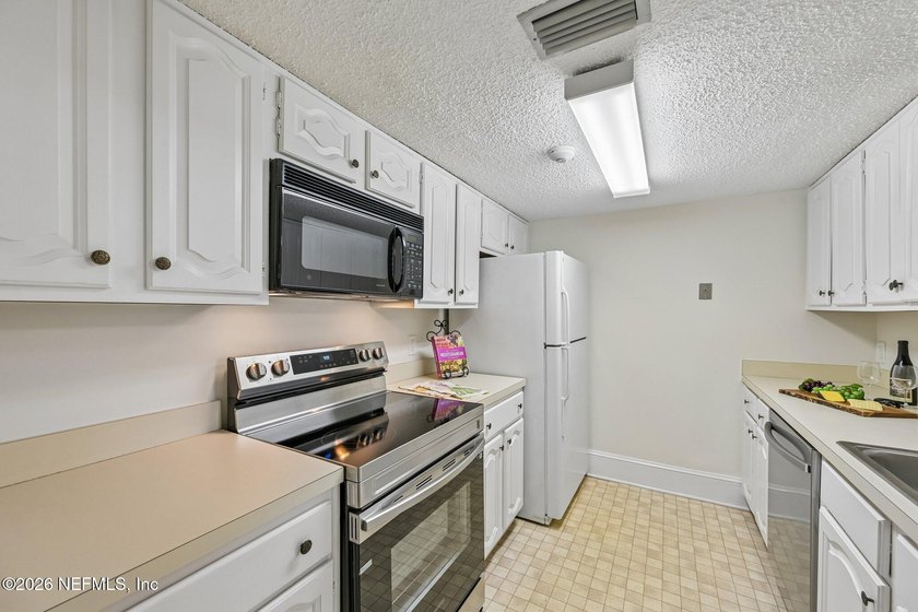 Coveted townhome unit nestled in the Southpointe of Ortega - photo 8