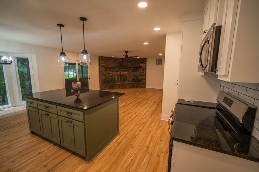 Totally remodeled - new roof, flooring, paint, appliances - photo 9
