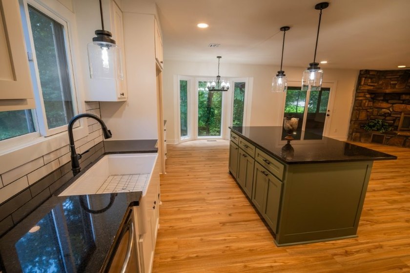 Totally remodeled - new roof, flooring, paint, appliances - photo 10