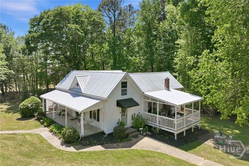 Charming updated 1940's white Farmhouse with 4 bedrooms &amp; 2.5 - photo 4