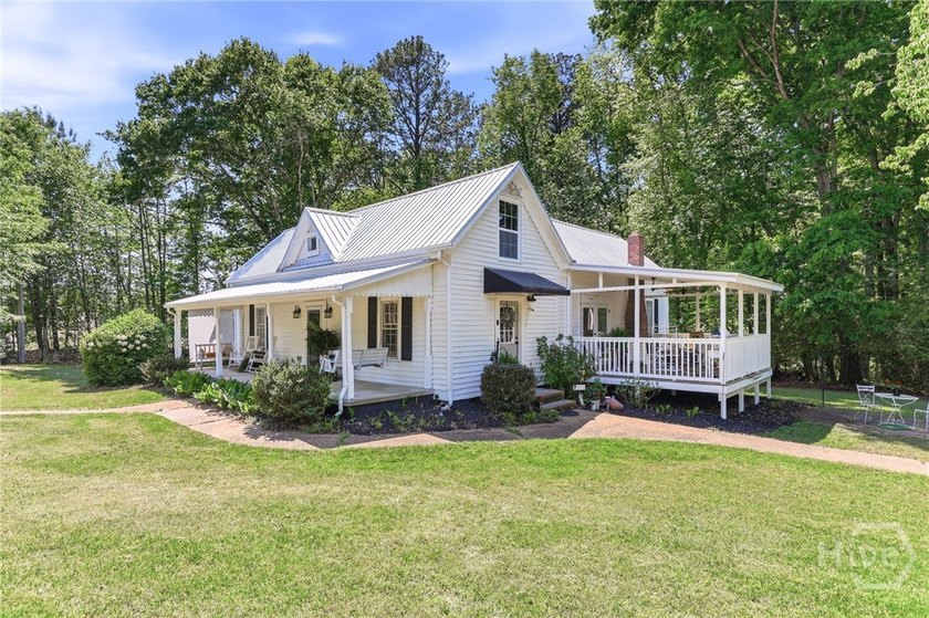 Charming updated 1940's white Farmhouse with 4 bedrooms &amp; 2.5 - photo 5