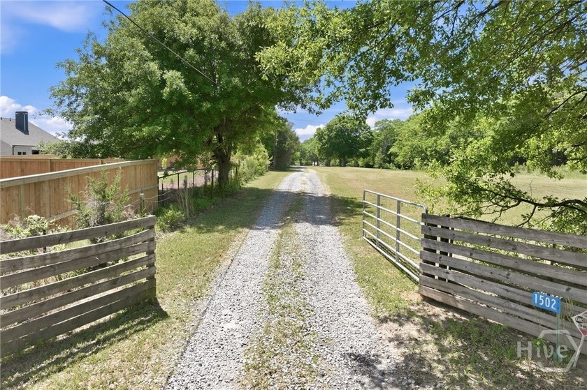 Charming updated 1940's white Farmhouse with 4 bedrooms &amp; 2.5 - photo 6