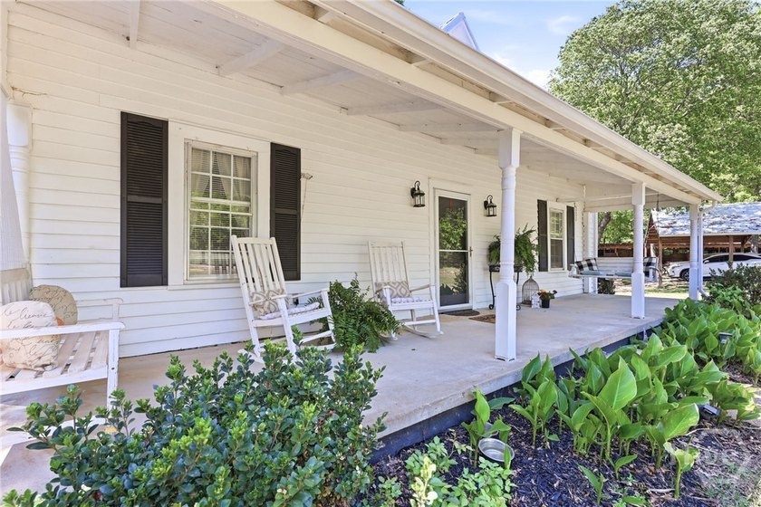 Charming updated 1940's white Farmhouse with 4 bedrooms &amp; 2.5 - photo 9