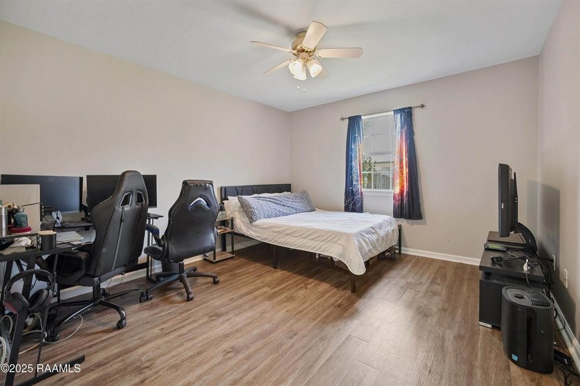 This beautifully maintained 2,139 sq. ft. home offers 3 bedrooms - photo 11