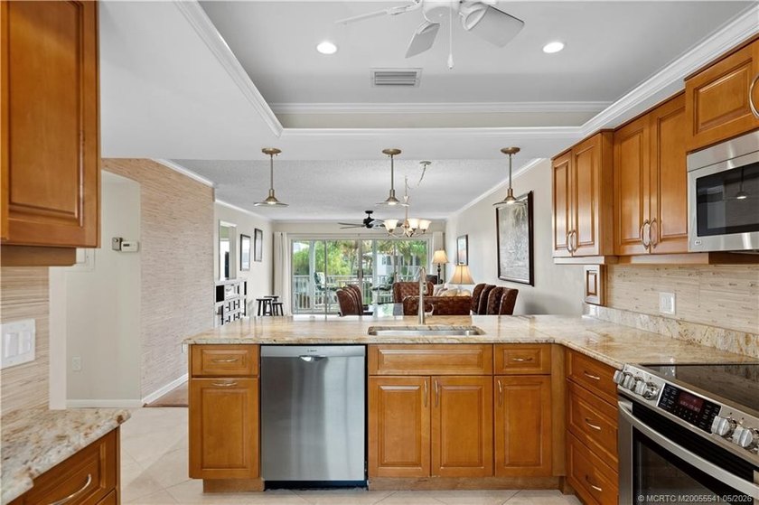 Florida living at its best! Beautifully maintained 2 bedroom, 2 - photo 14
