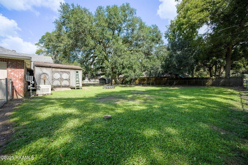 This beautifully maintained 2,139 sq. ft. home offers 3 bedrooms - photo 16