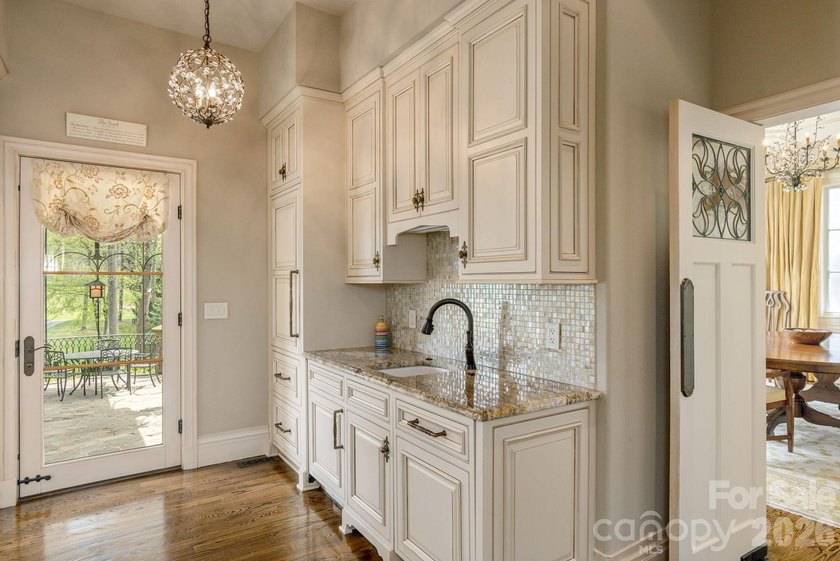 Welcome to 8 Fairway Place, where timeless architecture - photo 17