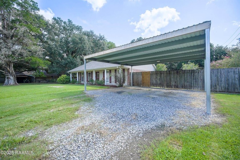 This beautifully maintained 2,139 sq. ft. home offers 3 bedrooms - photo 18