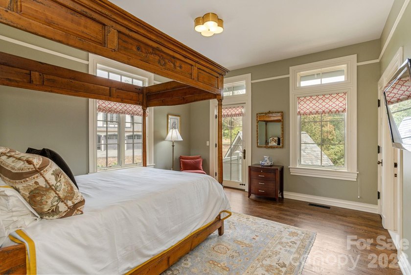 Welcome to 8 Fairway Place, where timeless architecture - photo 25